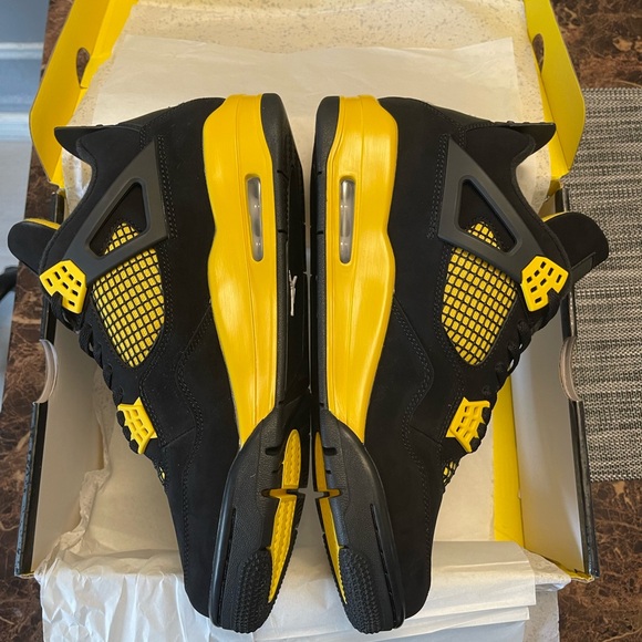 Jordan 4 thunder yellow size 8.5